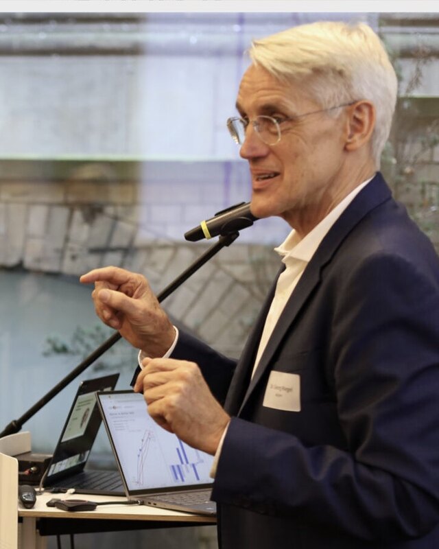 Dr. Georg Riegel, CEO of deZem, speaking at an energy-efficiency event.